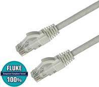 Ein graues Ethernet-Kabel mit zwei RJ-45-Steckern, beschriftet mit „Fluke 100%