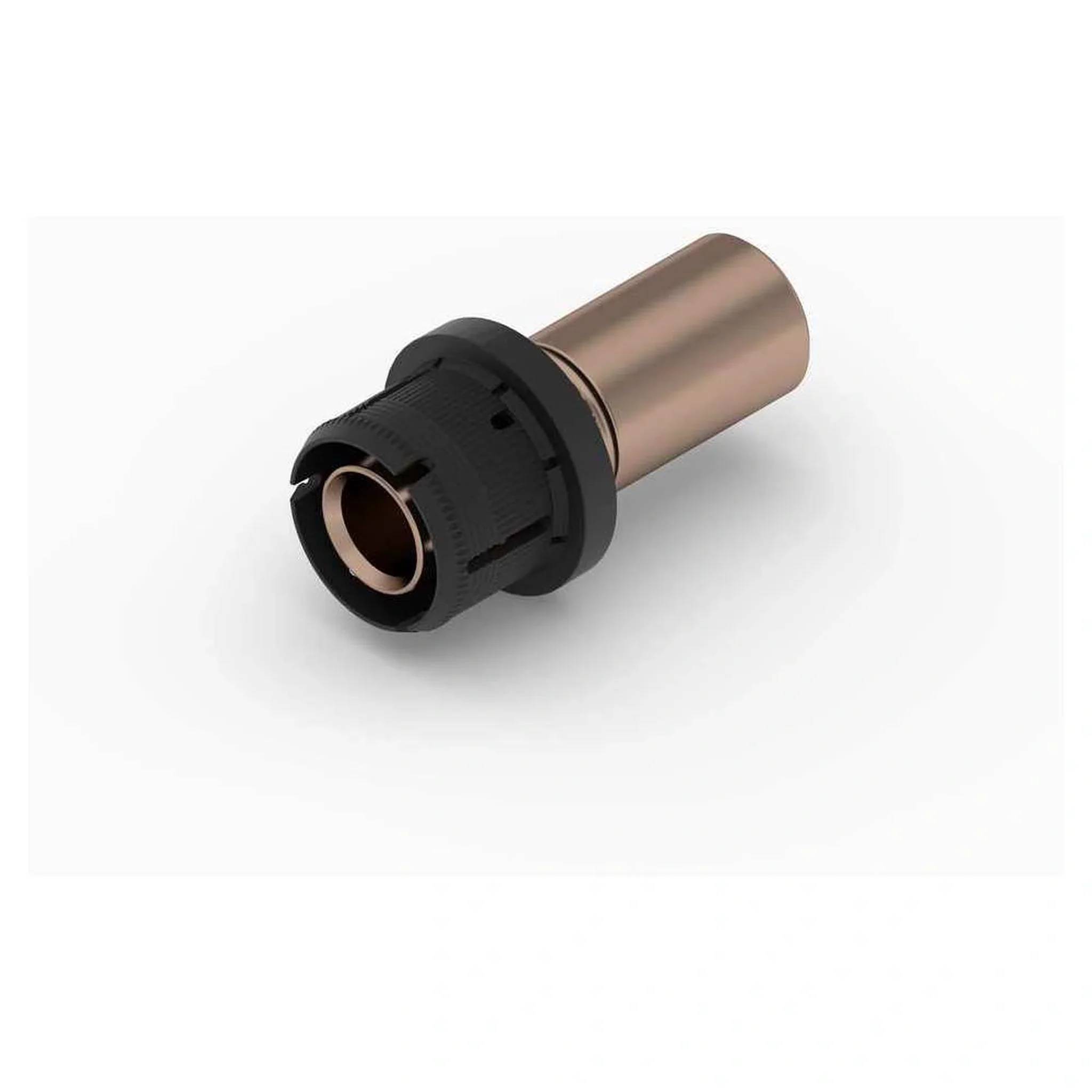 Metallischer zylindrischer Stecker mit schwarzem gerilltem Frontring und kupferfarbenem Gehäuse, dargestellt auf weißem Hintergrund.