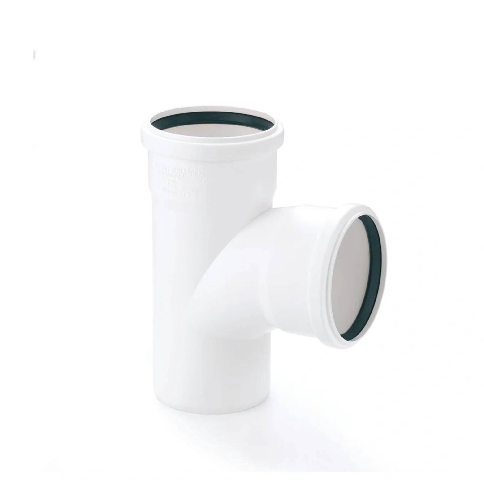 Weißes PVC-Sanitär-T-Stück mit einer vertikalen Öffnung und einem abgewinkelten Seitenzweig auf weißem Hintergrund.
