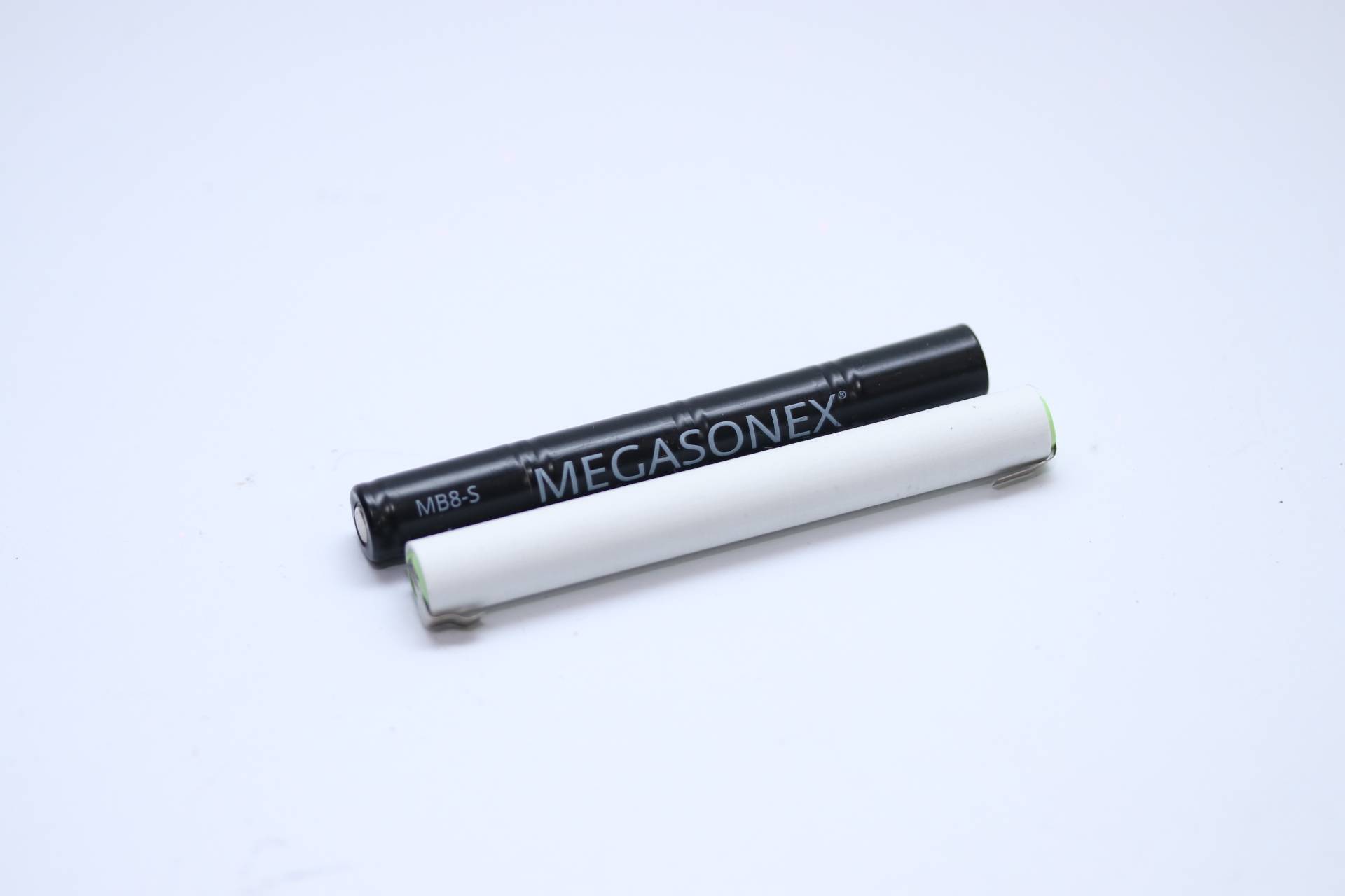 Zwei elektrische Zahnbürstengriffe, einer schwarz mit 