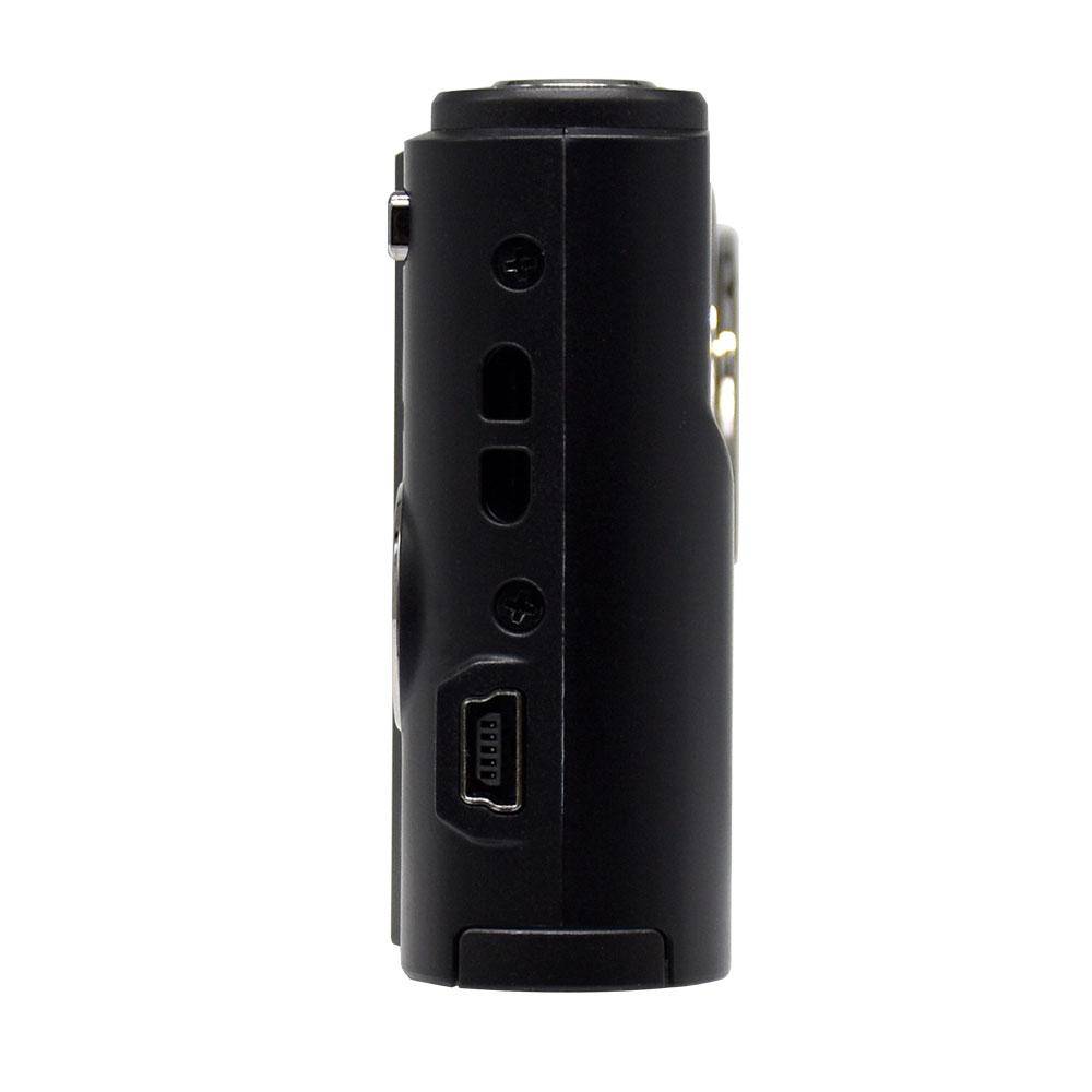 Eine Person, die eine rosa Kamera hält, wird gezeigt, wie sie einen lächelnden Mann und ein Kind erfasst, das am Strand läuft. Der Text lautet „Tragbar & Einfach zu bedienen