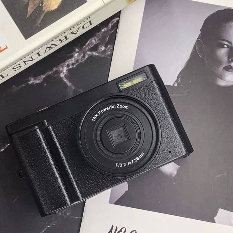 Eine schwarze digitale Kamera mit der Aufschrift „16x Powerful Zoom