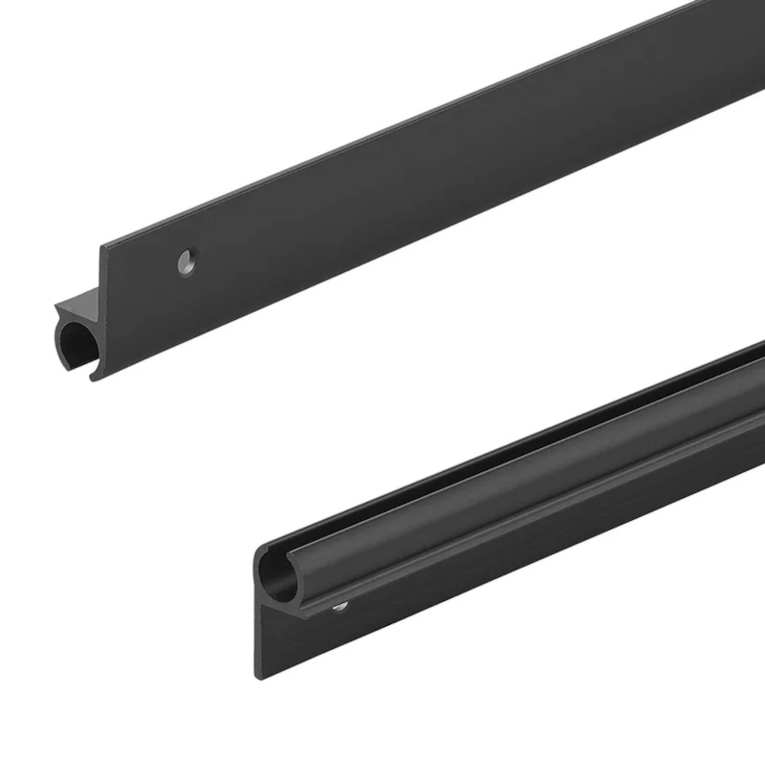 Nahaufnahme von zwei schwarzen Metallbügeln, einer mit einem Loch und der andere mit einer Nut, horizontal vor weißem Hintergrund positioniert.