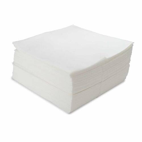 Ein Stapel weißer Papierblätter ordentlich übereinander angeordnet, mit ausgerichteten Kanten, was Sauberkeit und Organisation hervorhebt.