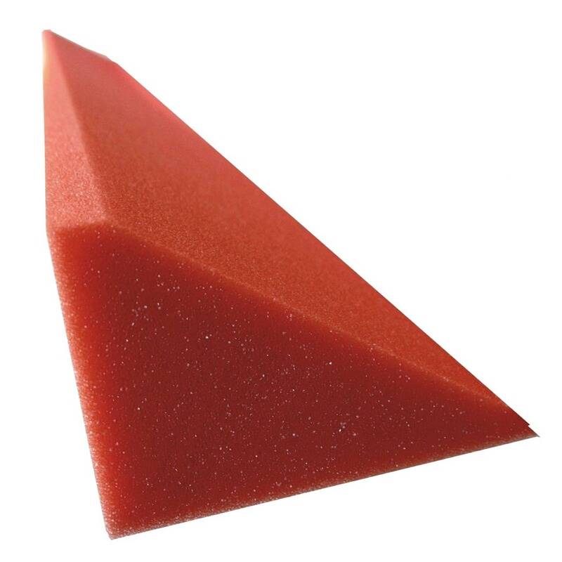 Rotes Akustikschaumstoff-Panel in Dreikantprisma-Form, entwickelt zur Schallabsorption und Lärmkontrolle in Studios oder Räumen.