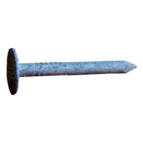 Ein Nahaufnahmebild eines einzelnen Metallnagels mit flachem Kopf und spitzer Spitze, nützlich für Bau- oder Holzbearbeitungsaufgaben.