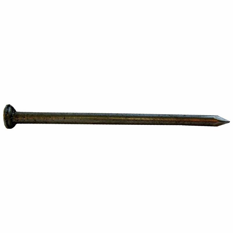 Ein einzelner metallischer Nagel mit flachem Kopf, der horizontal auf einem einfachen Untergrund liegt.