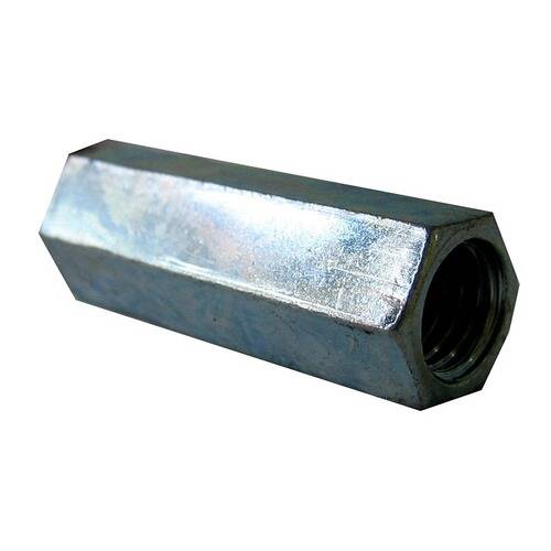 Eine glänzende, sechskantige Metallkupplungsmutter, die zum Verbinden von Gewindestangen oder Bolzen verwendet wird.