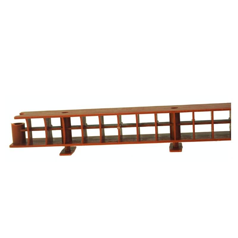 Ein langer, brauner Dachbinder mit Gitterstruktur, gestützt durch kleine Pfosten an jedem Ende.