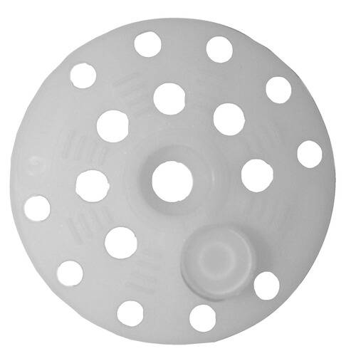 Ein kreisförmiges weißes Kunststoffteil mit mehreren Löchern und einem erhöhten Abschnitt an der Seite, das einer Duschablaufabdeckung ähnelt.