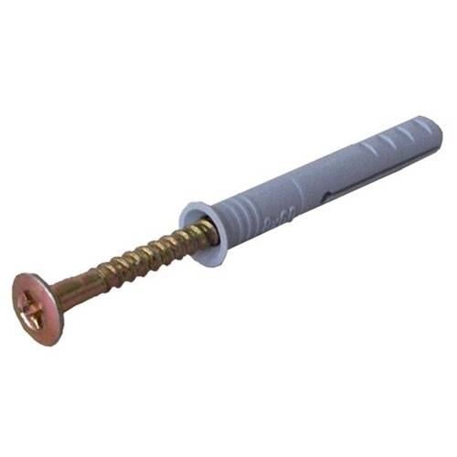 Goldschraube mit weißem Kunststoffanker, zum Befestigen von Objekten an Wänden konzipiert, freigestellt auf weißem Hintergrund.