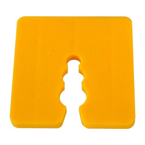 Ein gelber Kunststoffbrotklipp mit abgerundeter quadratischer Form und einer zentralen Öffnung in Schlüssellochform, der typischerweise zum Verschließen von Brottüten verwendet wird.