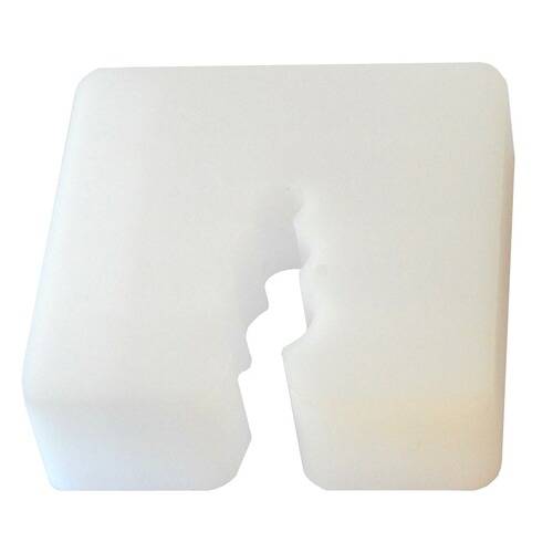 Ein weißes, quadratisches Schaumstoffkissen mit U-förmiger Aussparung, das für Sitzkомfort konzipiert ist.