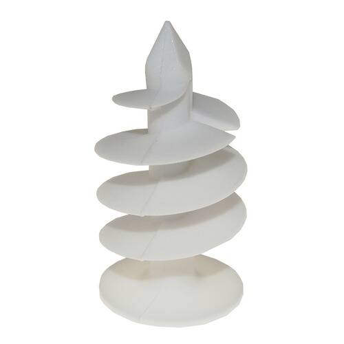 Eine weiße spiralförmige Skulptur steht aufrecht und ähnelt einem verdrehten Kegel mit glatten, geschichteten Kurven.