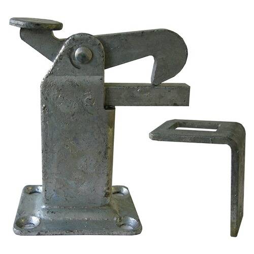 Metalltor-Verschluss und passende Fangvorrichtung auf weißem Hintergrund, zeigt den Mechanismus mit einem Haken und einer angehobenen Klinke.