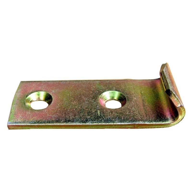 Eine Metallhalterung mit zwei Löchern und einer abgewinkelten Kante, die zum Befestigen oder Montieren von Objekten ausgelegt ist.