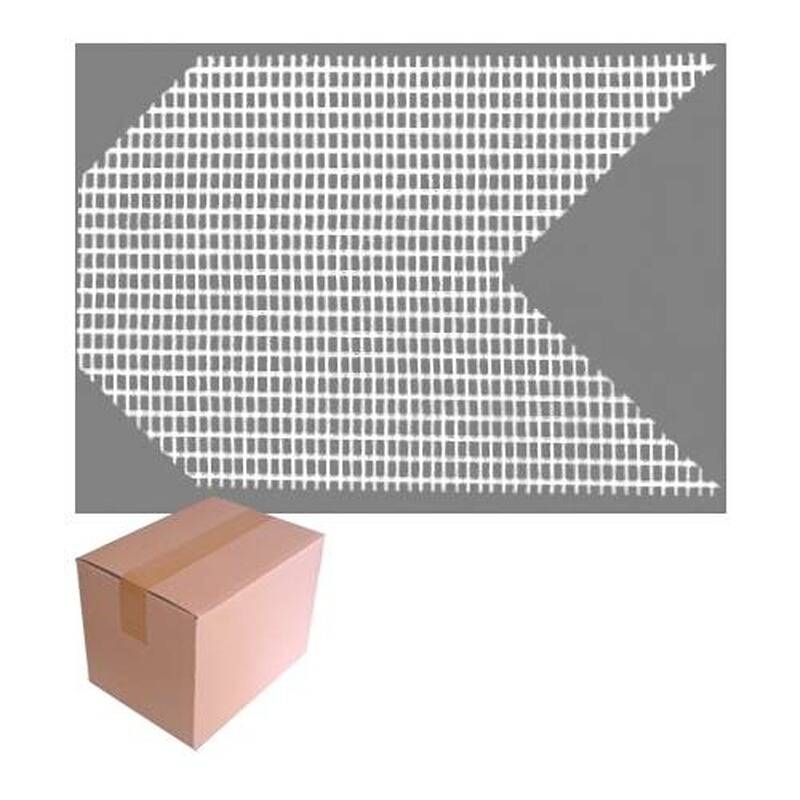 Ein Pappkarton neben einem strukturierten, geometrischen Muster mit weißen Linien, die eine Diamantform auf grauem Hintergrund bilden.