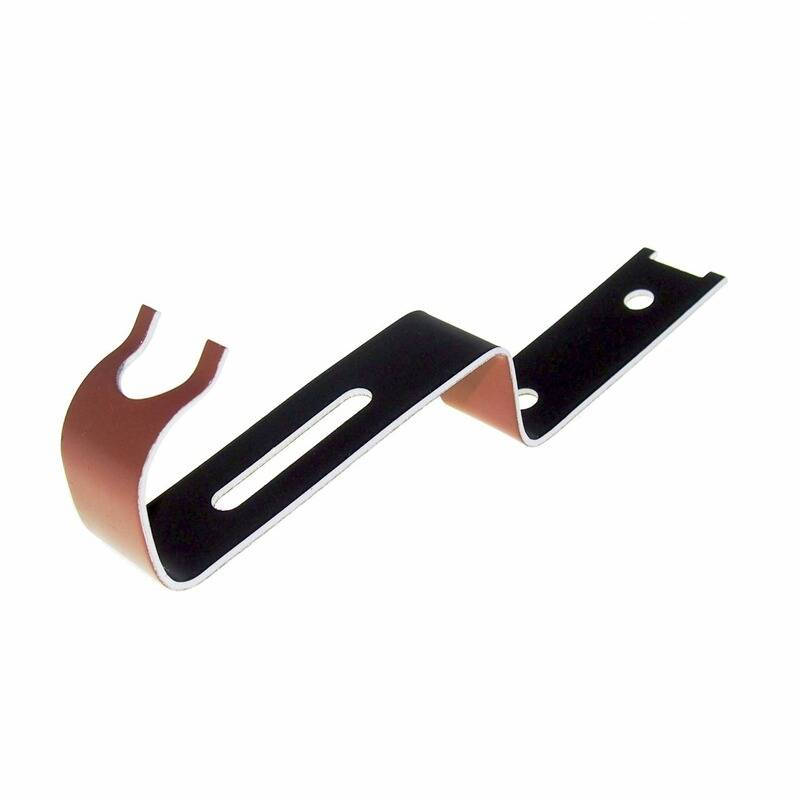 Eine Metallwandhalterung mit gekrümmter Form, mit drei Montagelöchern und einem Schlitz zur sicheren Befestigung.