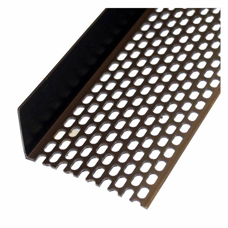 Eine Nahaufnahme eines schwarzen durchlöcherten Metallstreifens mit kleinen ovalen Öffnungen auf weißem Hintergrund. Der Streifen hat eine rechtwinklige Kante.