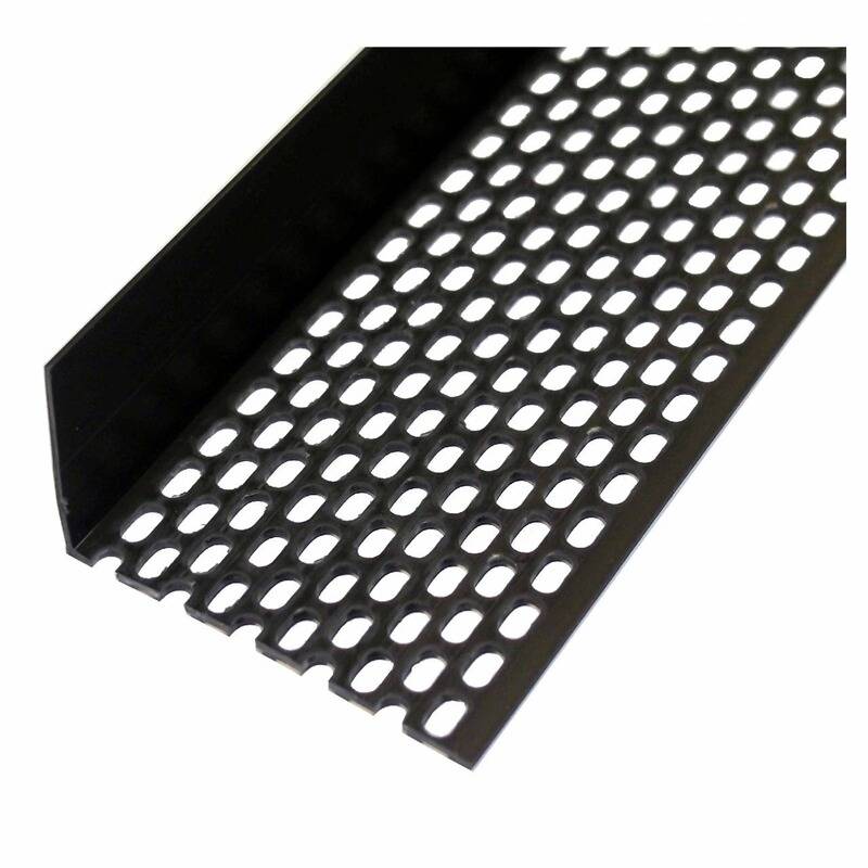 Ein schwarzes Metallblech mit gleichmäßig verteilten ovalen Perforationen ist in einem Winkel gegen einen weißen Hintergrund angebracht und zeigt seine Textur und strukturelle Form.