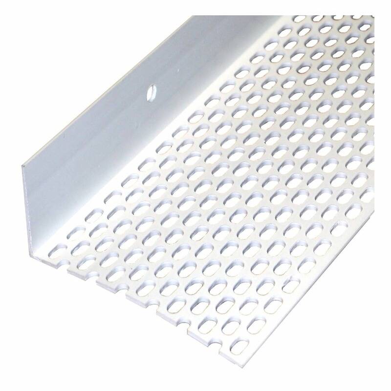 Aluminium-Winkelprofil mit Lochung und gleichmäßig verteilten runden Löchern, mit rechtwinkligem Knick und metallischer Oberflächenfinish.