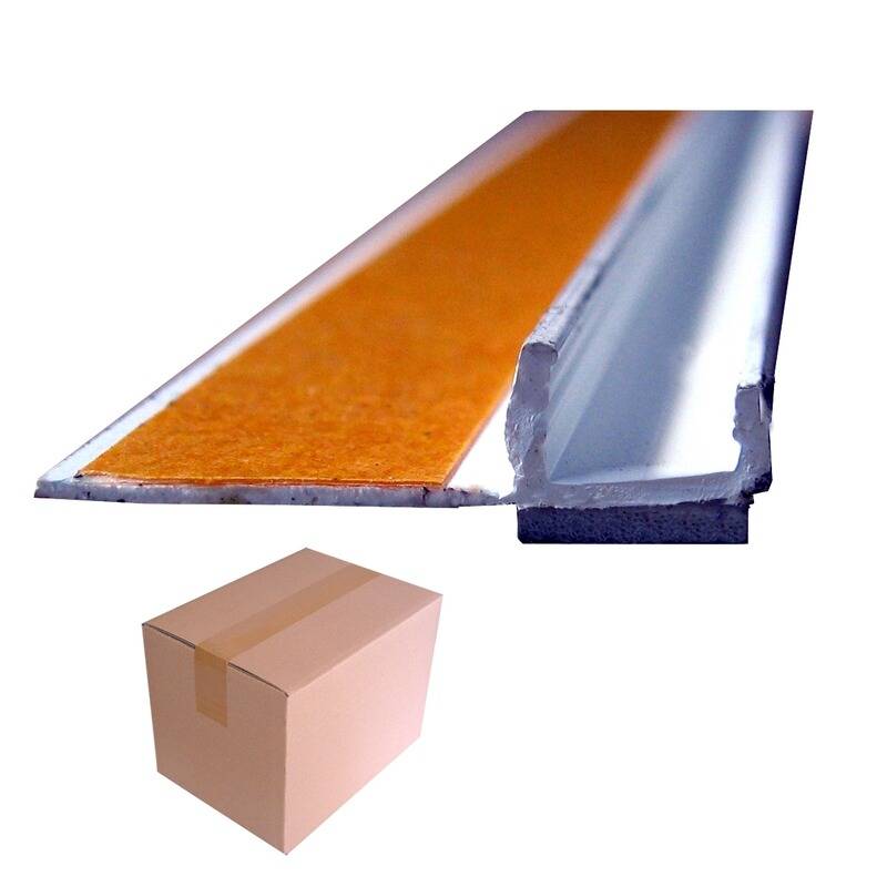 Ein Metallstreifen mit orangem Klebstoff neben einer verschlossenen Kartonschachtel.