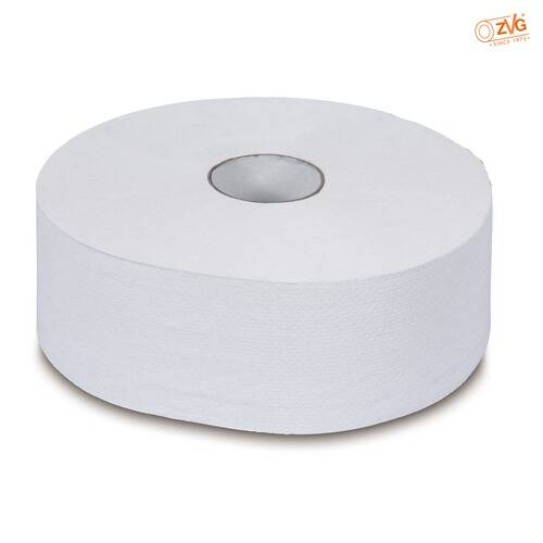 Eine große Rolle Toilettenpapier mit sichtbarem Pappkern ist vor einem weißen Hintergrund angeordnet.