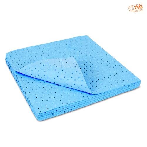 Ein Stapel blauer Stofftücher mit kleinen schwarzen Punkten, ordentlich gefaltet.