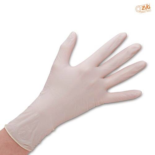 Eine Hand, die einen weißen Einweghandschuh trägt, zeigt ein Beispiel für die ordnungsgemäße Verwendung von Handschuhen zu Hygiene- oder medizinischen Zwecken.