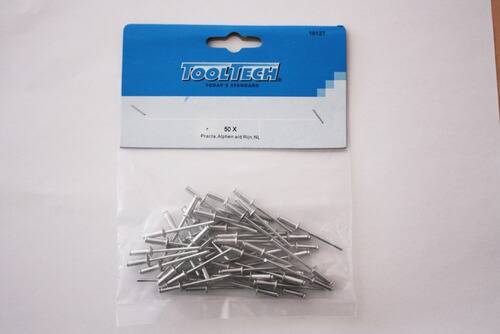 Packung mit 50 Metallnieten mit dem Etikett 