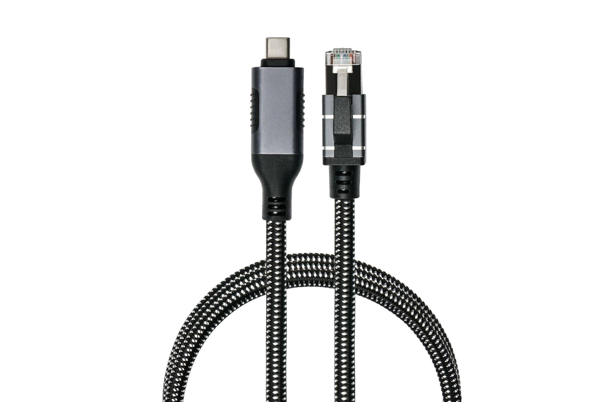 Ein USB-C-zu-Ethernet-Kabel mit geflochtenem Design, das USB-C- und Ethernet-Anschlüsse zeigt.