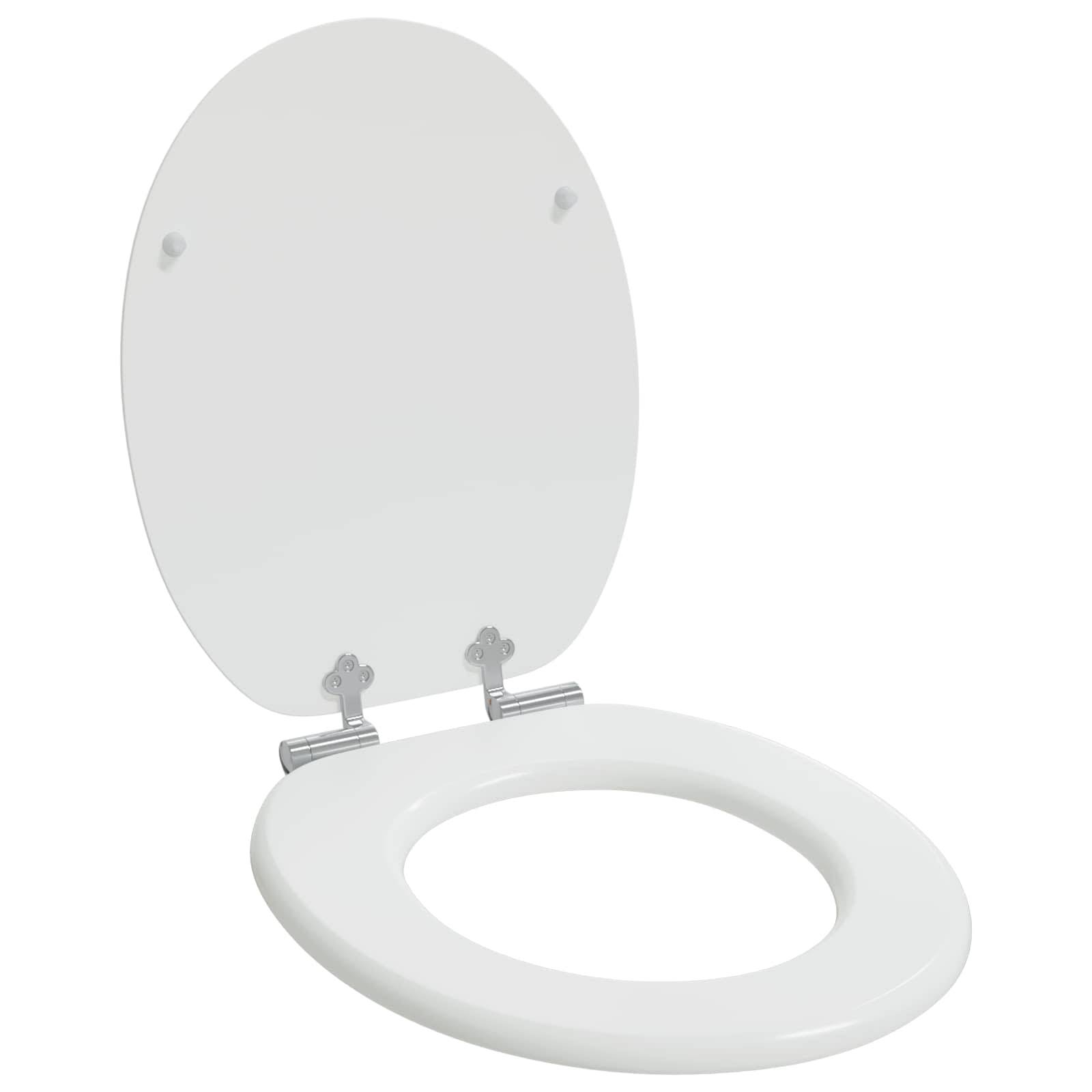 Ein offener weißer Toilettensitz mit passendem Deckel, der verchromte Scharniere zeigt.