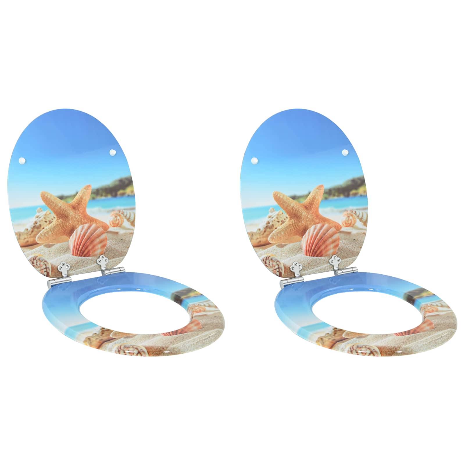 Zwei Toilettensitzüberzüge mit einem Stranddesign mit Seesternen, Muscheln und einem malerischen Meereshintergrund.