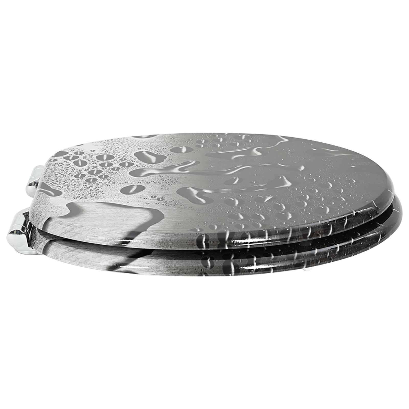 Ein metallischer Toilettensitzdeckel, bedeckt mit Wassertropfen, die auf kürzliche Nutzung oder Reinigung hindeuten, vor einem einfachen weißen Hintergrund.