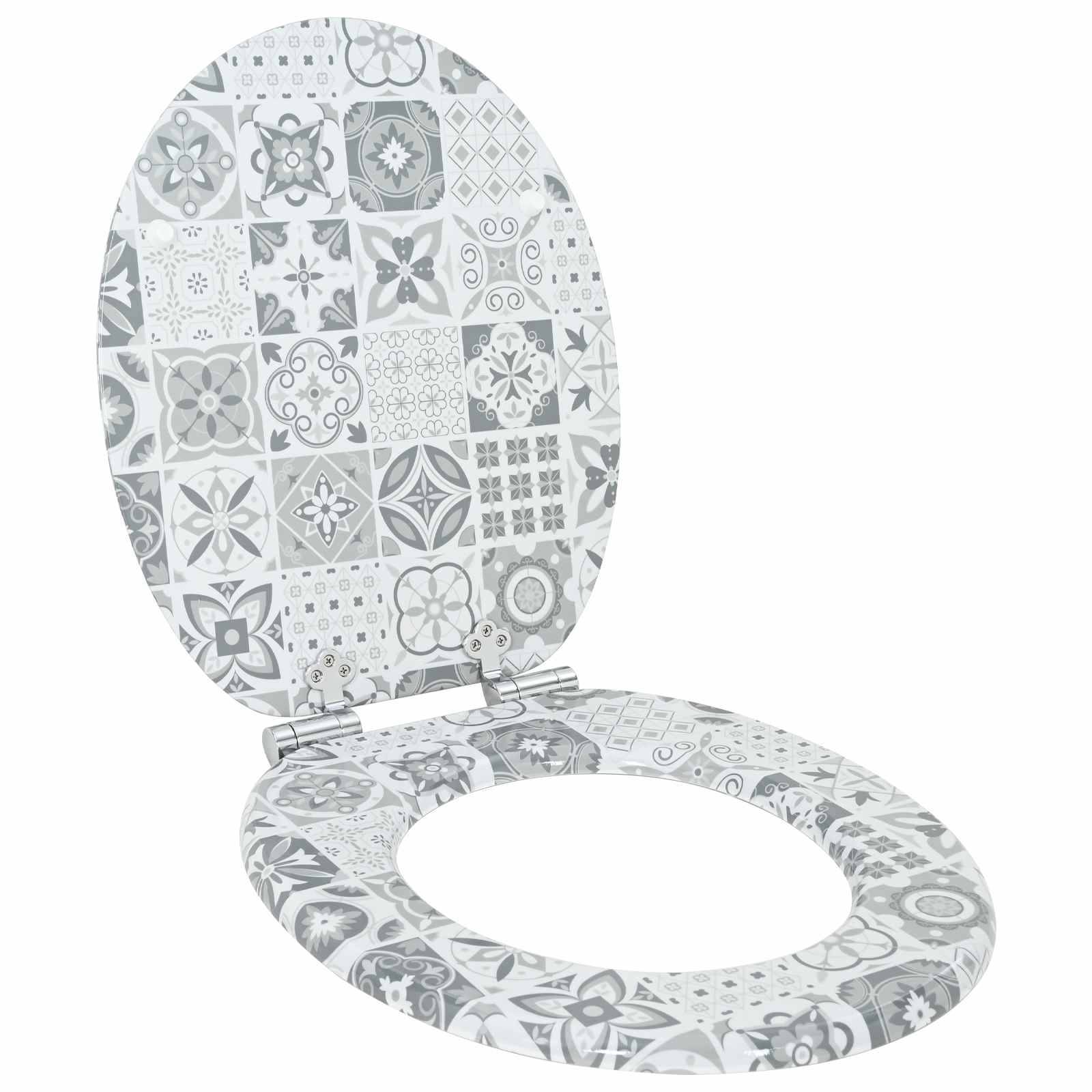 Dekorativer Toilettensitz mit einem monochromen Fliesenmuster mit verschiedenen geometrischen und floralen Designs.