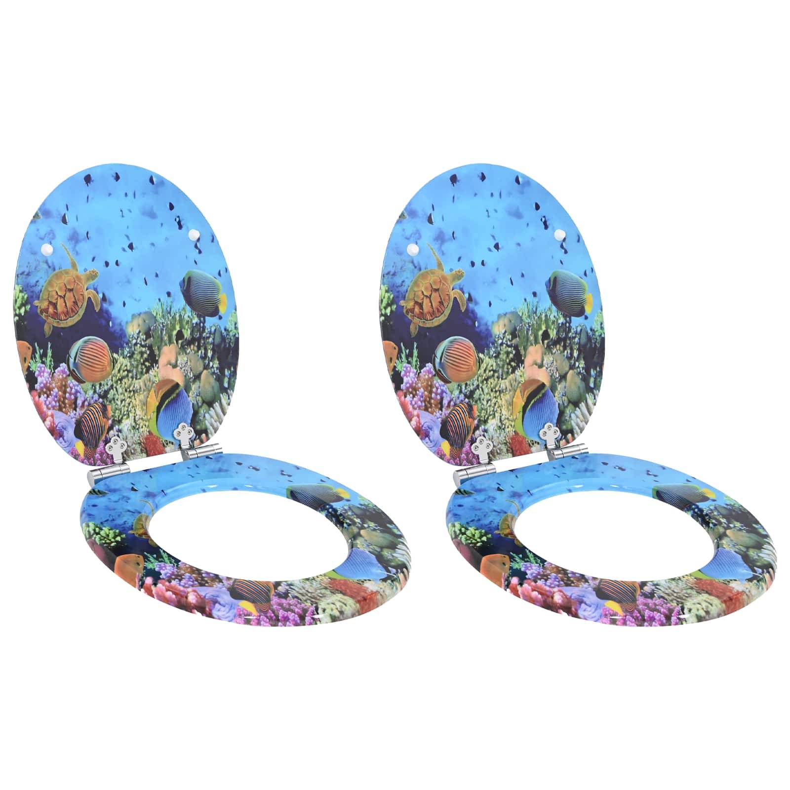 Zwei Toilettensitze mit ozeanischen Designs, die Fische, Schildkröten und Korallen auf blauem Hintergrund zeigen.