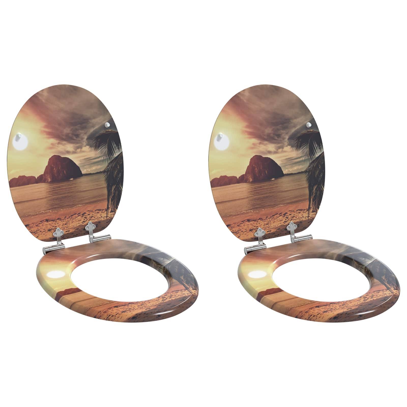 Offene Toilettensitze mit einem Strandsonnenuntergang-Design mit Palmen und einem ruhigen Meer, die eine warme, tropische Atmosphäre schaffen.