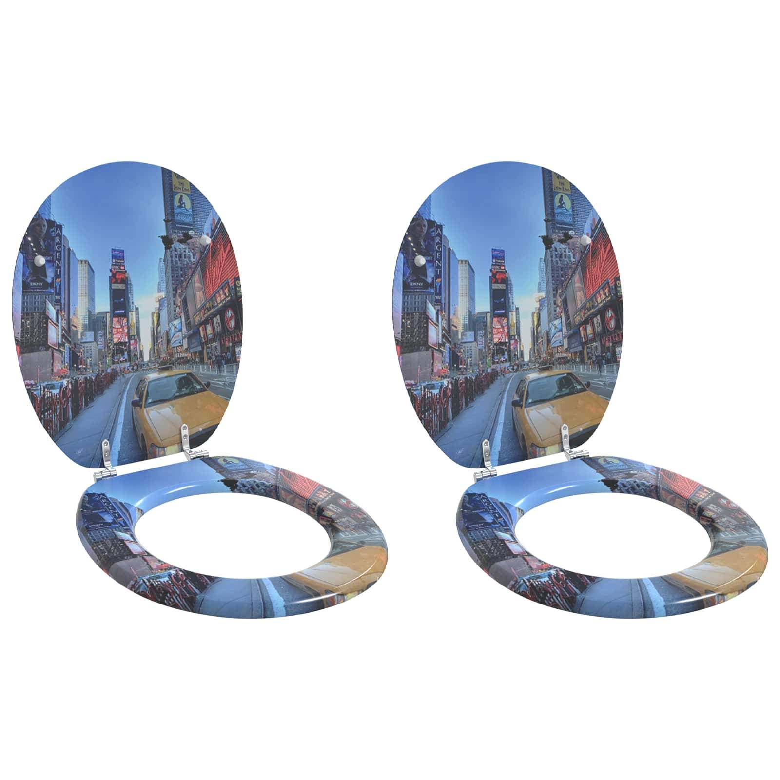 Holzbank mit Latten­rückenlehne und Lattensitz aus hellem Holz, für den Innen- oder Außenbereich geeignet.