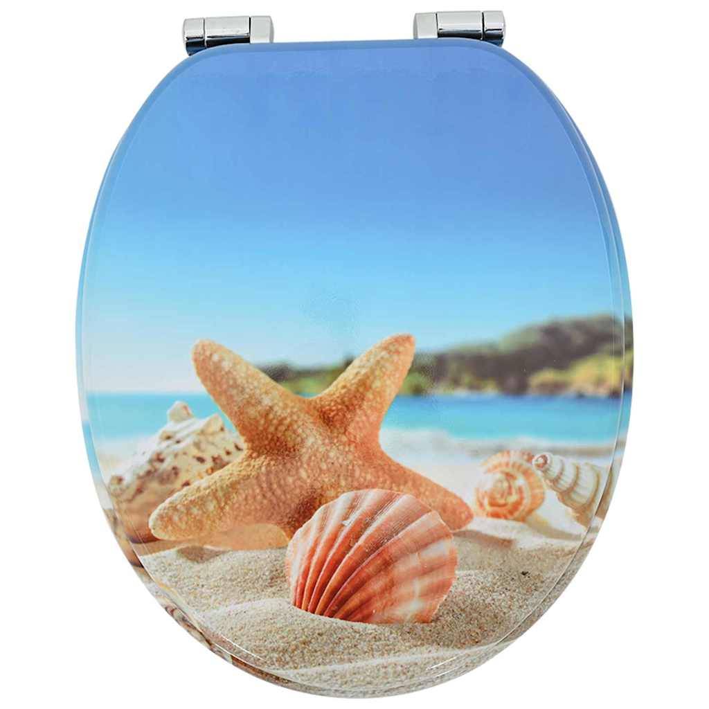 Ein Toilettensitzdeckel mit einer Strandszene, die Muscheln und einen Seestern im Sand unter blauem Himmel zeigt.