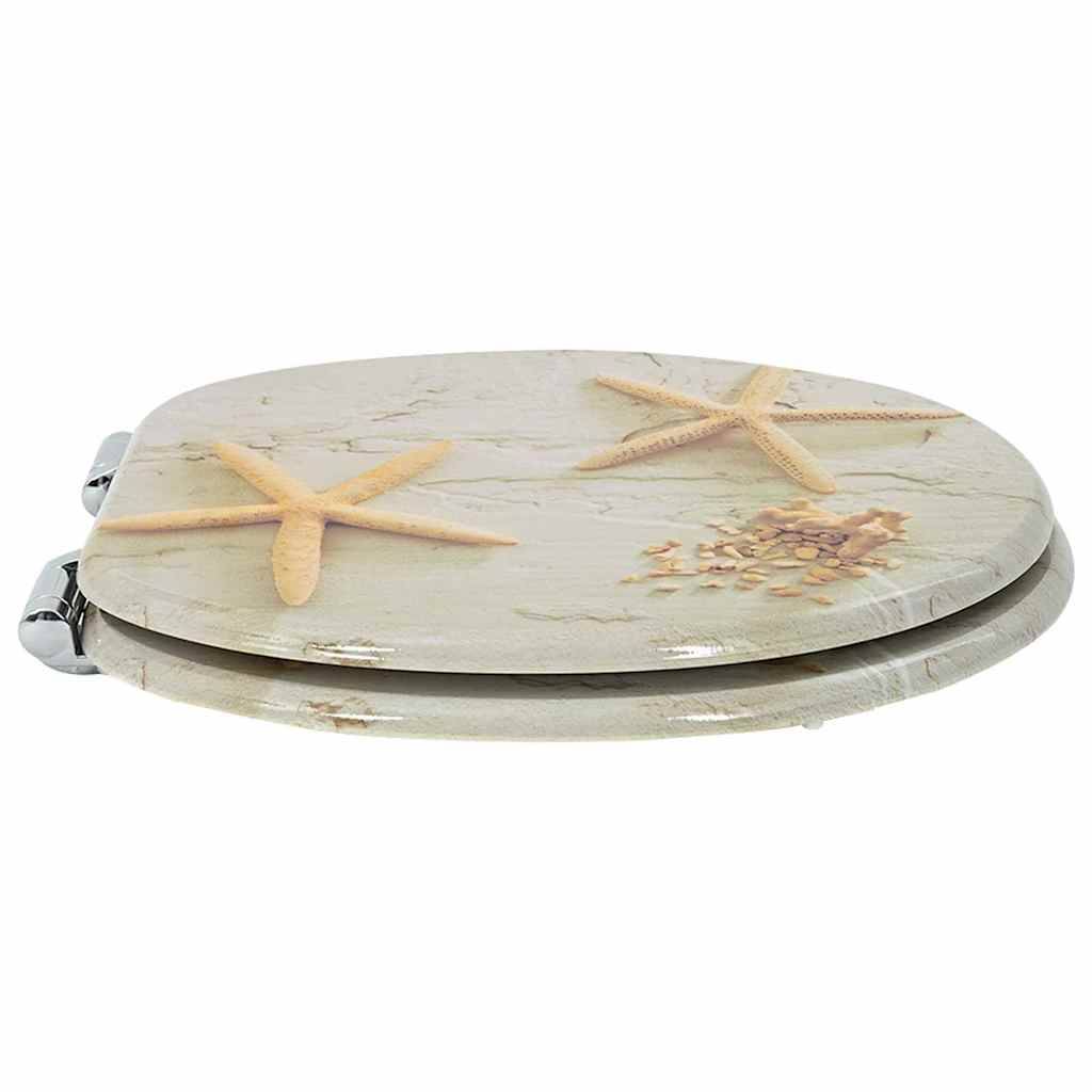 Ein Toilettensitz mit einem Design, das zwei Seesterne und kleine Muscheln auf einem hellen, sandfarben Hintergrund zeigt.