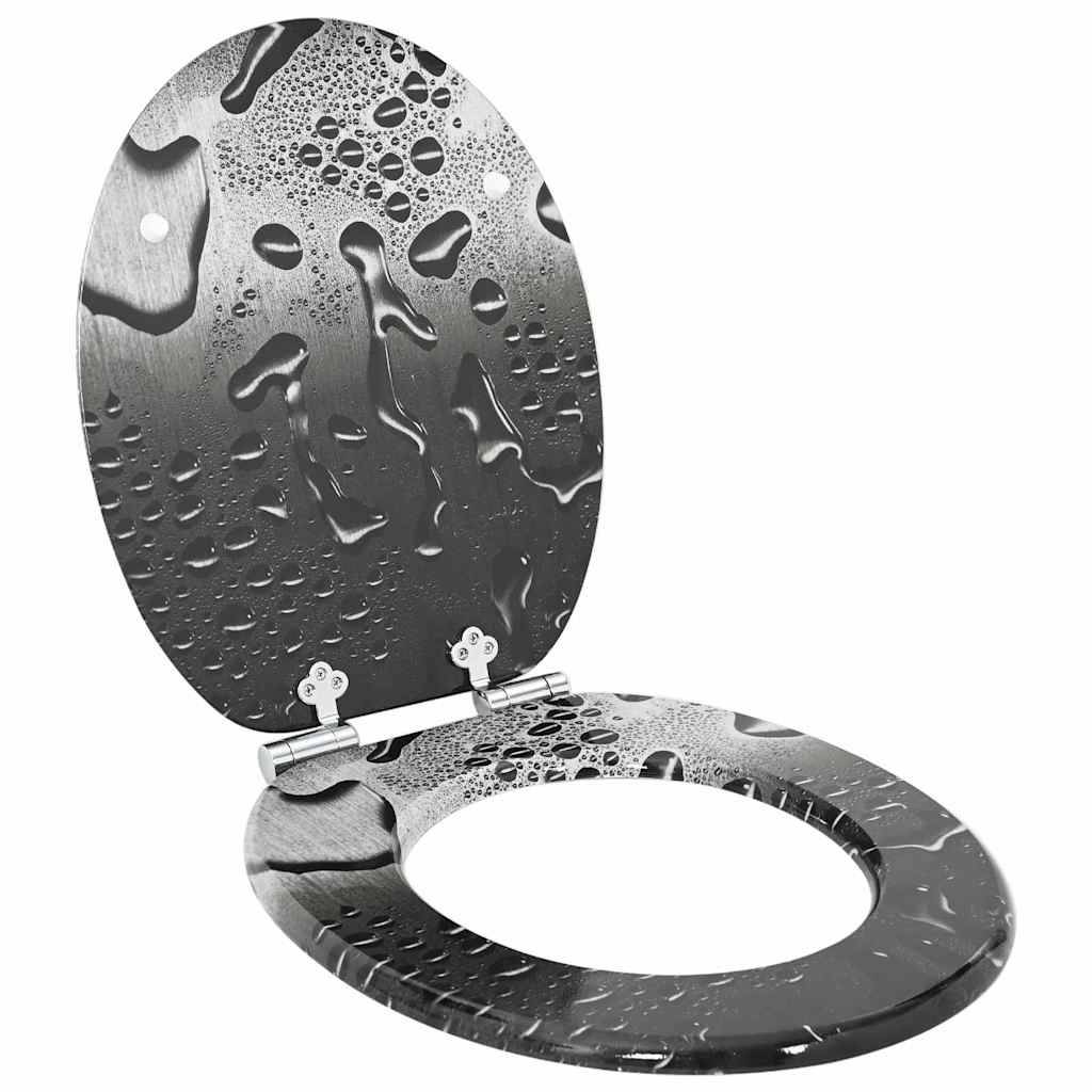 Ein Toilettensitz mit einem silbernen Wassertropfen-Design, offen, vor weißem Hintergrund.