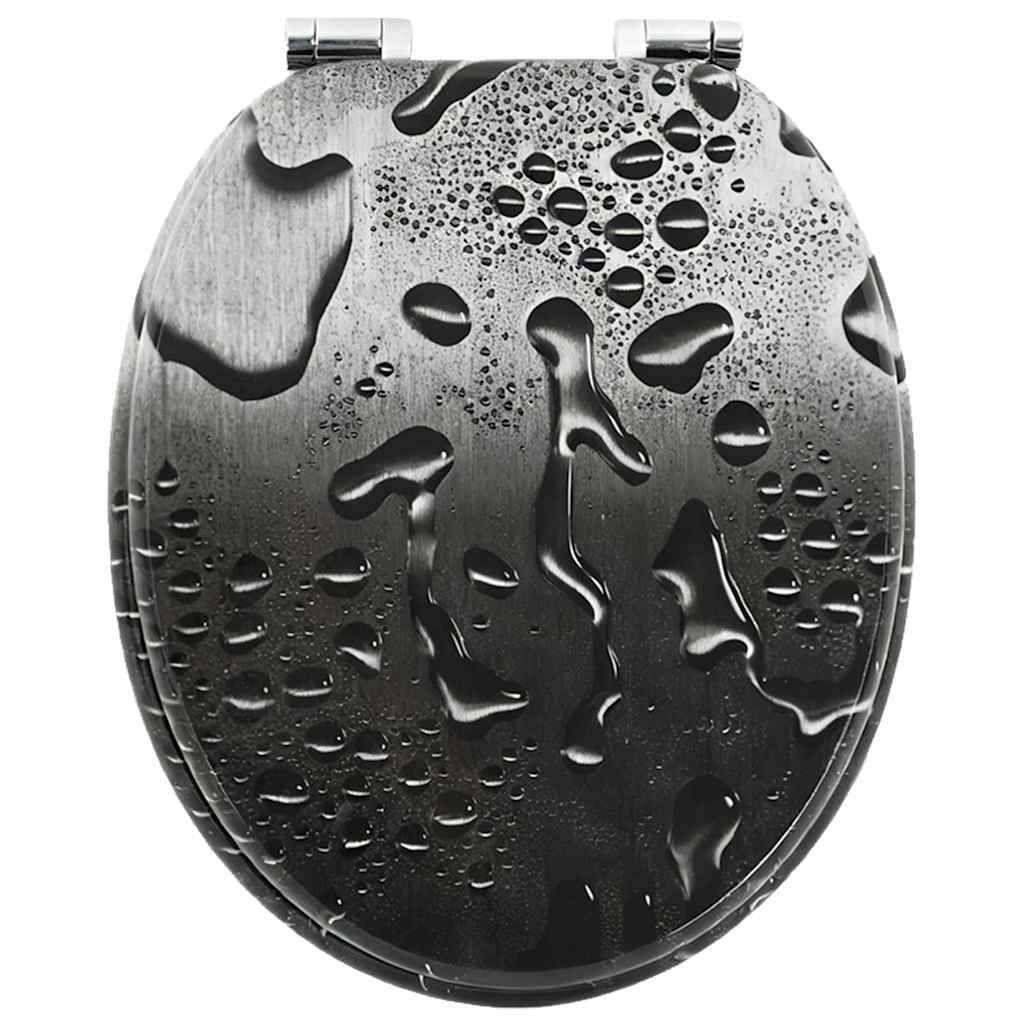 Ein Metalltoilettensitz mit Wassertropfen auf seiner Oberfläche, der eine gebürstete Stahloberfläche zeigt und Licht reflektiert.