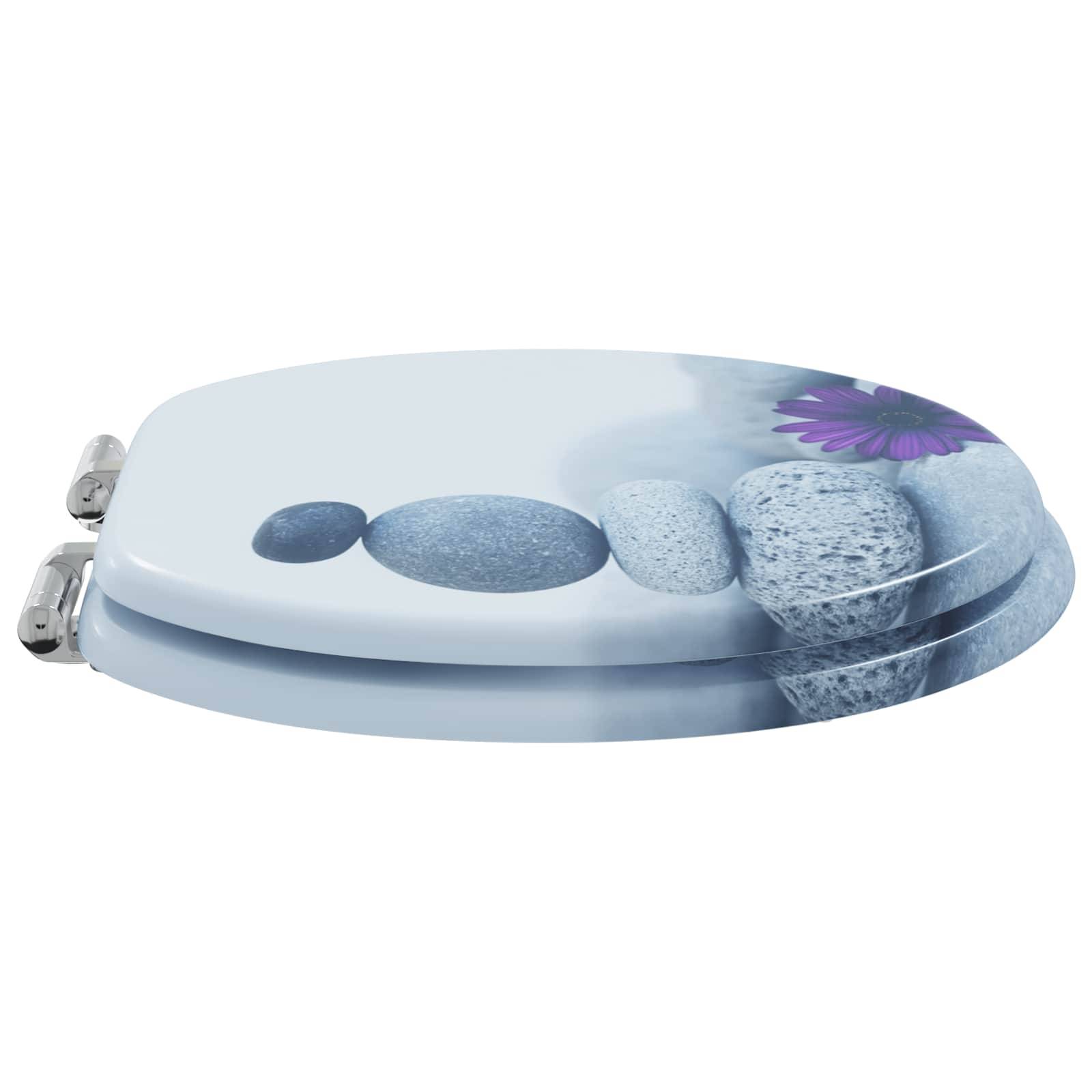 Ein Toilettensitzdeckel mit glattem Steindesign und einer lila Blume, der eine ruhige, spa-ähnliche Ästhetik vermittelt.