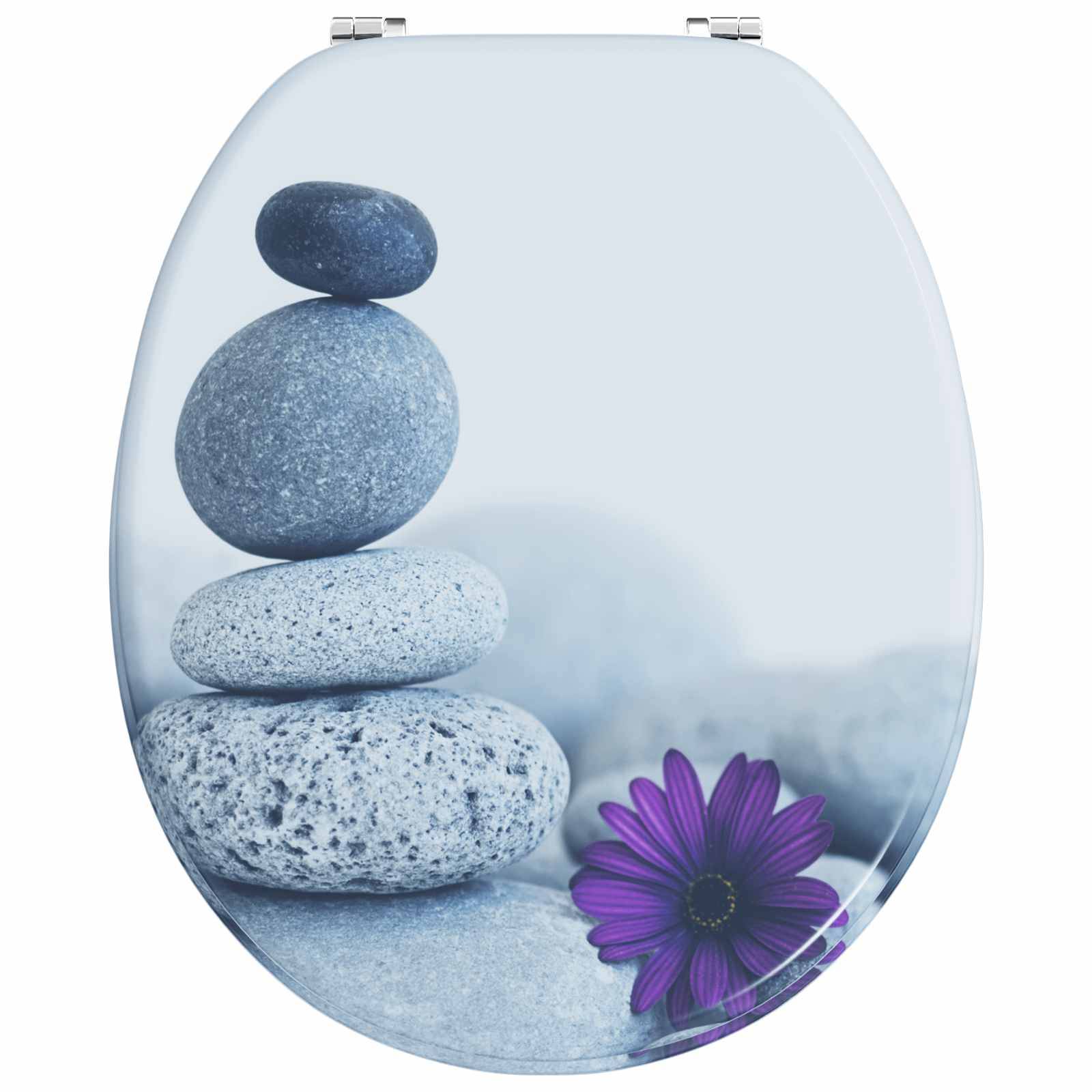 Ein Stapel glatter grauer Steine, die aufeinander balanciert sind, mit einer purpurroten Gänseblümchen im Vordergrund, die ein Thema der Ruhe vermittelt.