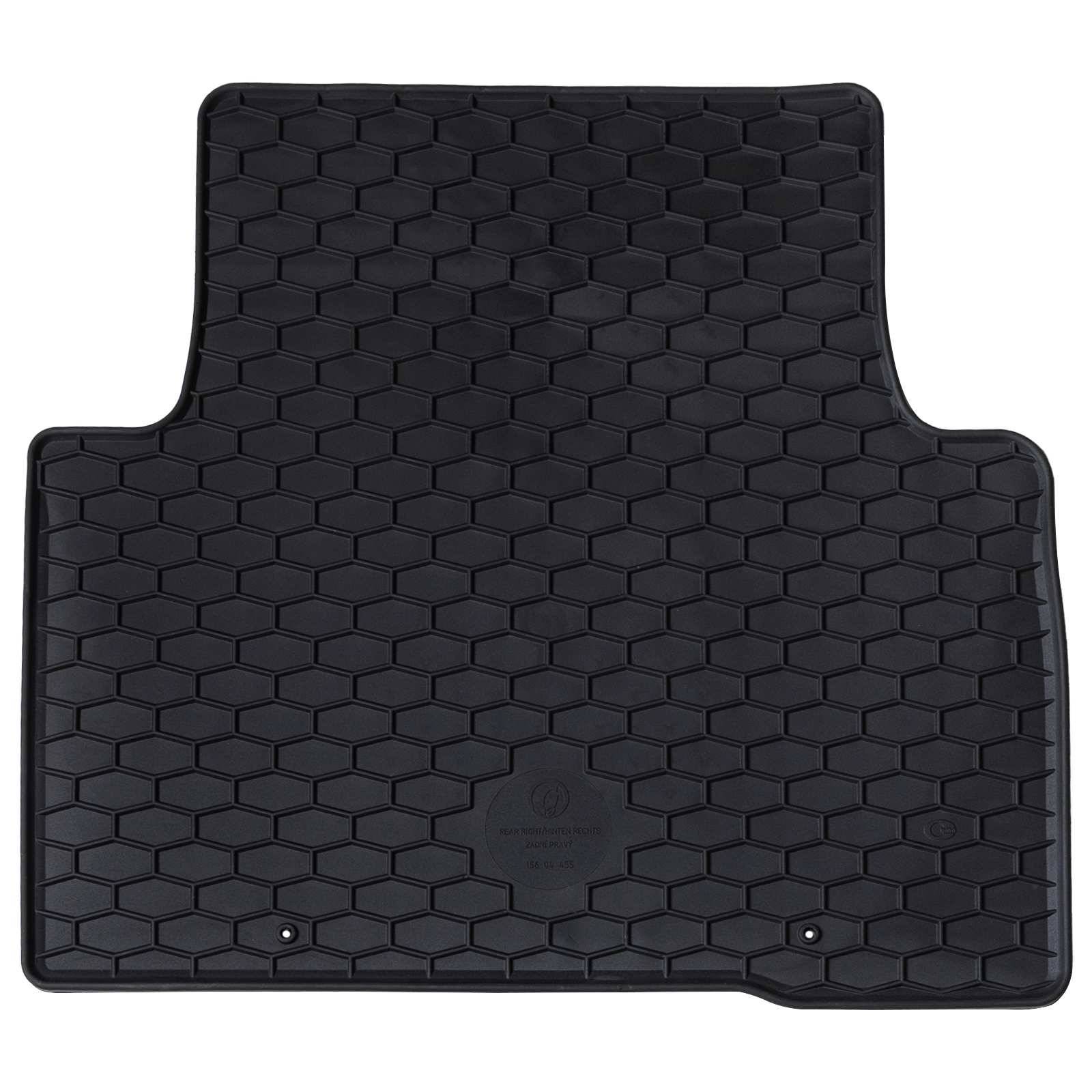 Eine schwarze Allwetter-Autofußmatte mit Wabenmuster und zwei kreisförmigen Löchern nahe der unteren Kante zum Befestigen.