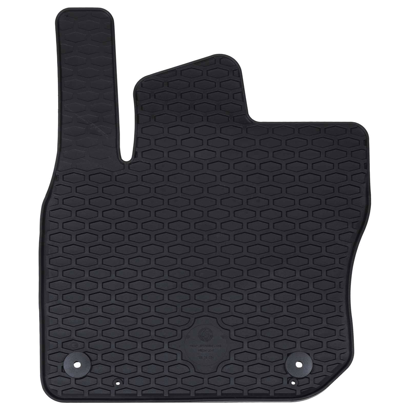 Eine schwarze Gummiauto-Fußmatte mit einem sechseckigen Muster bedeckt einen Bereich, der speziell für ein bestimmtes Fahrzeuginnenraum-Design geformt ist. Zwei kreisförmige Befestigungselemente sind sichtbar.