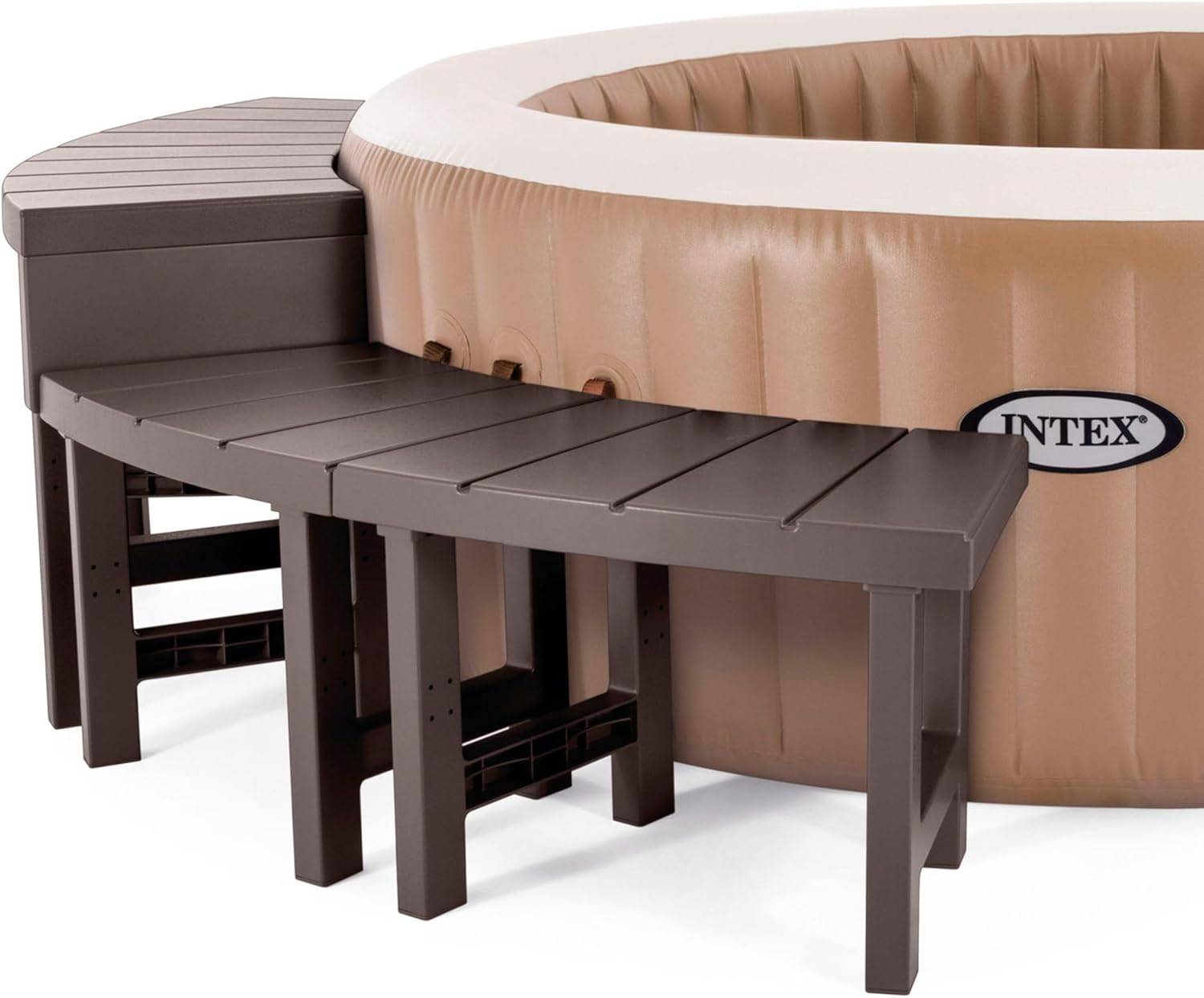 Aufblasbarer Whirlpool mit beigem Äußeren und einem angebrachten Zubehörtisch mit dunkelbrauner, gebogener Seitenfläche.