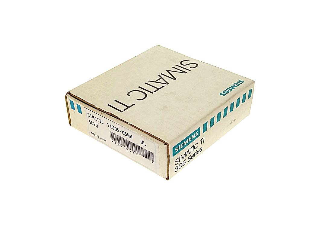 Eine Produktverpackung der Siemens SIMATIC T7 305 Series auf weißem Hintergrund, schräg von oben betrachtet.