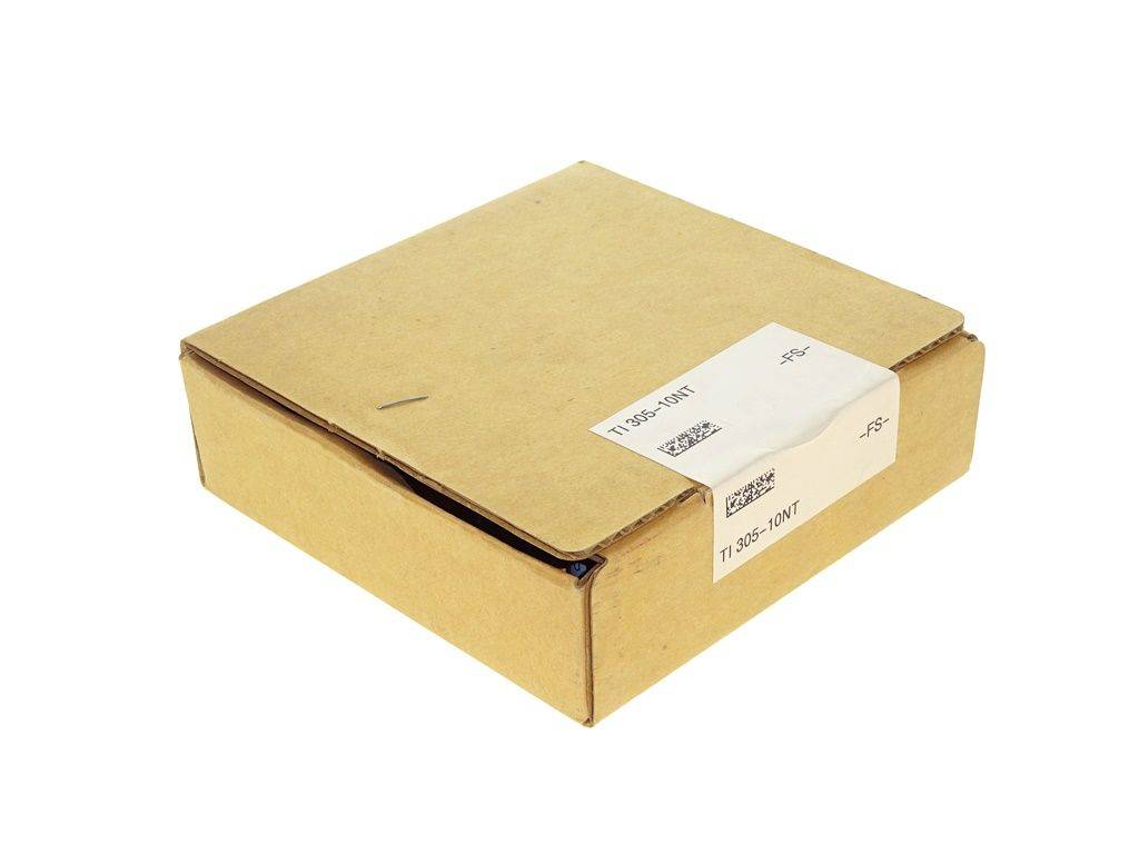 Ein brauner Pappkarton, der mit Klebeband verschlossen ist und ein Etikett mit einem Barcode und Nummern aufweist. Keine anderen Markierungen oder Verzierungen sichtbar.