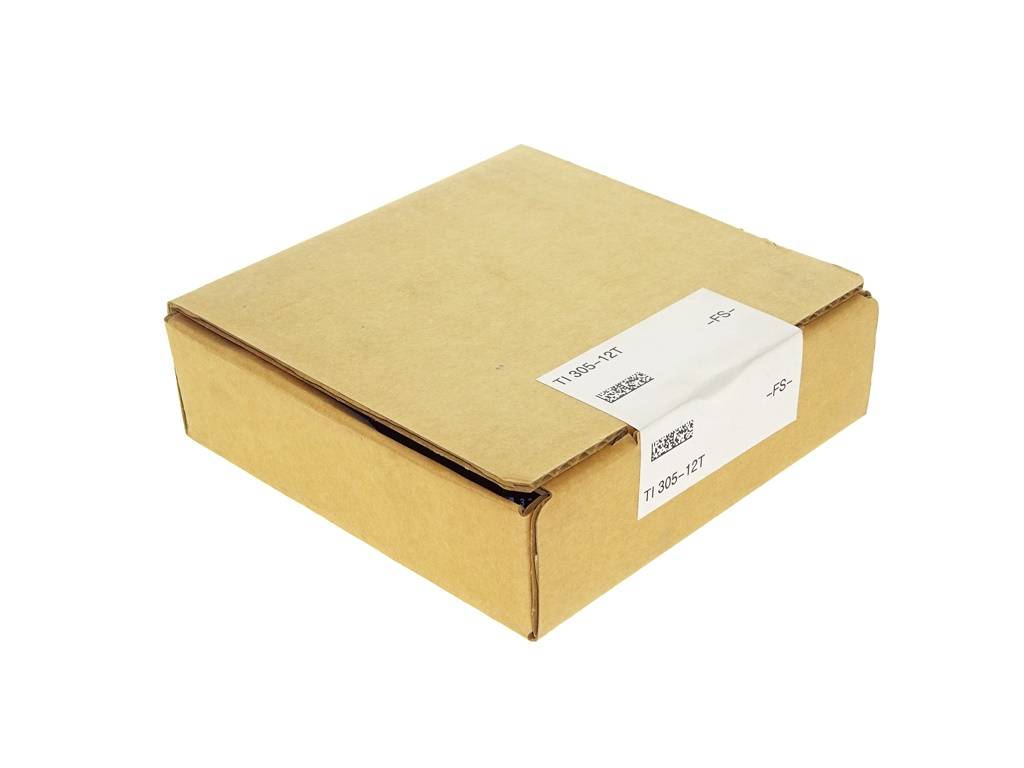 Geschlossener brauner Versandkarton mit einem weißen Barcode-Etikett oben, auf einem einfarbig weißen Hintergrund dargestellt.